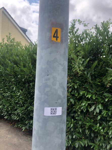 sticker op de mast